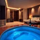 Apartament z jacuzzi w pokoju