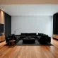 Czarny salon z drewnem