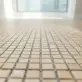 Małe płytki podłogowe do łazienki