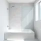 Wanna i prysznic w małej łazience