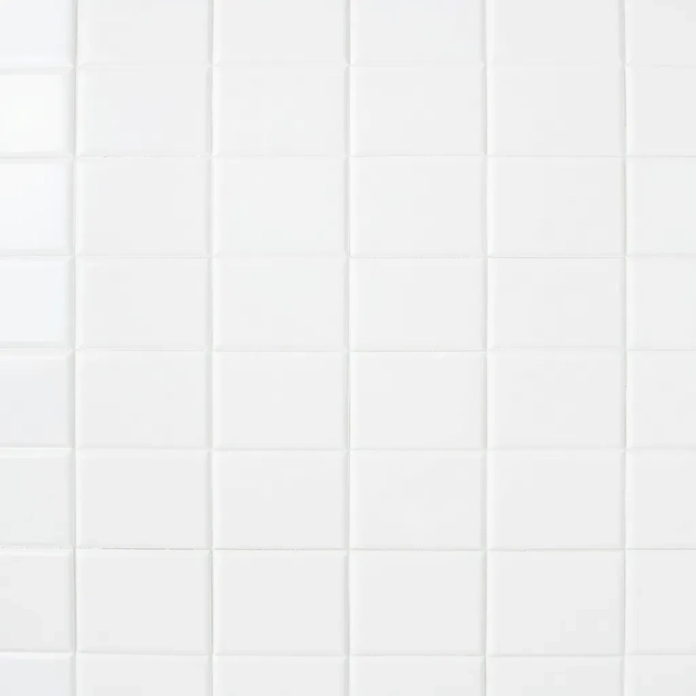 Białe kafelki do łazienki