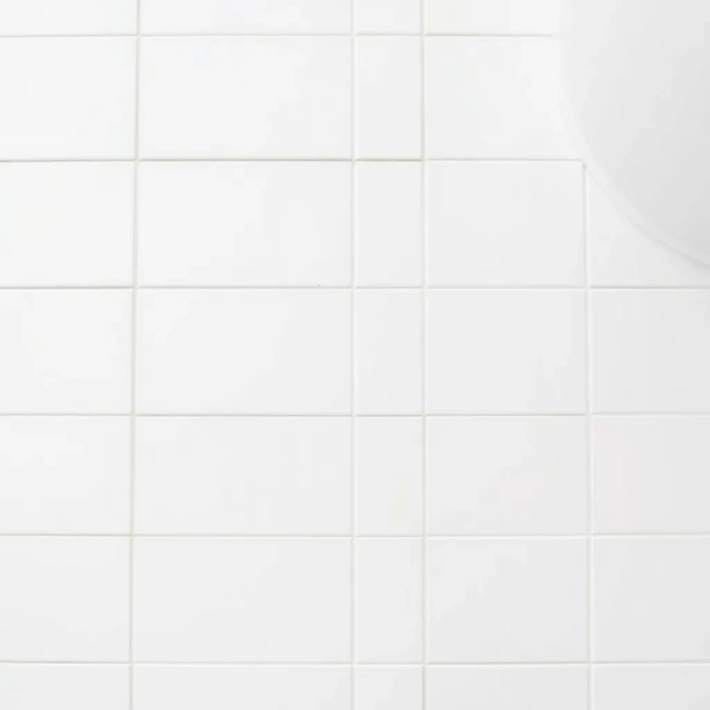 Białe płytki podłogowe do łazienki