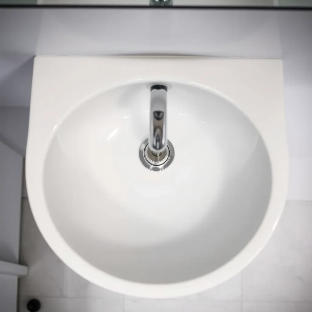 Jak zamontować baterię do umywalki nablatowej