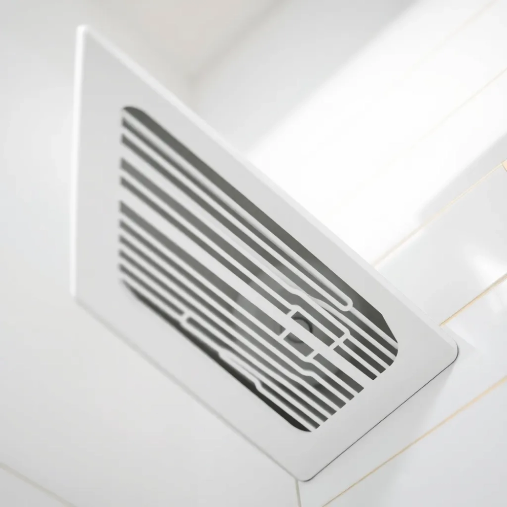 Kratką wentylacyjna do łazienki z wentylatorem