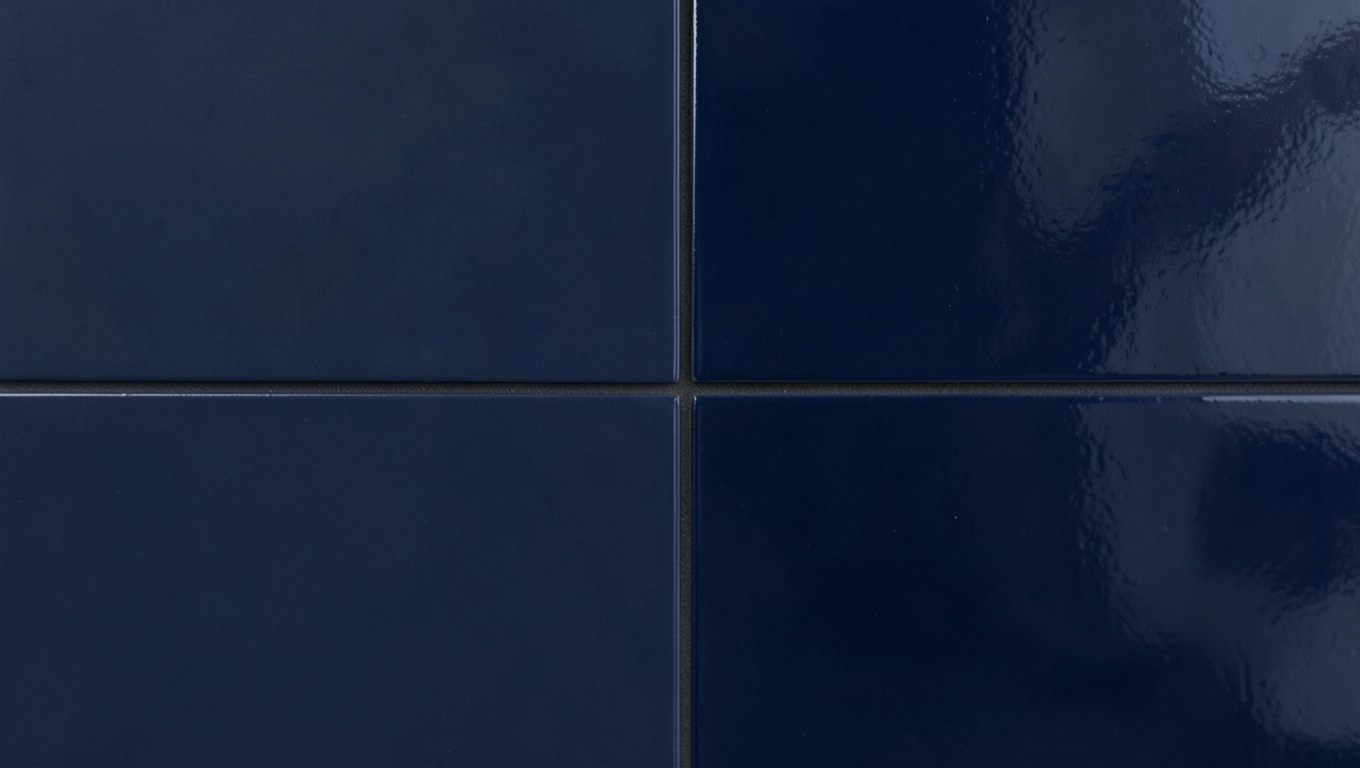 Matowe i błyszczące granatowe płytki