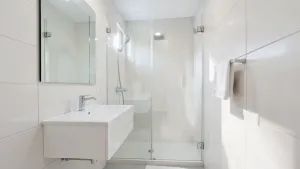 aranżacja małej łazienki z prysznicem bez brodzika