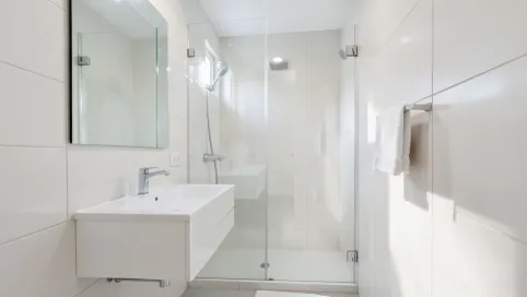 aranżacja małej łazienki z prysznicem bez brodzika