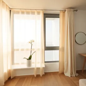 Aranżacja okna w salonie w bloku