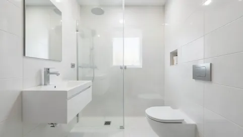 bardzo mała łazienka z prysznicem bez brodzika