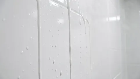 biała farba pod prysznic