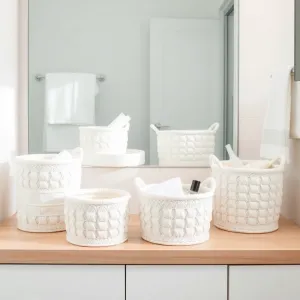 Białe koszyczki do łazienki