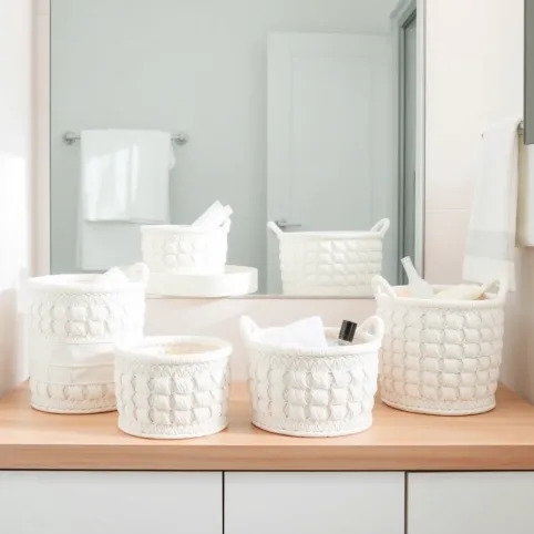Białe koszyczki do łazienki