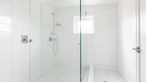 białe płytki łazienkowe aranżacje