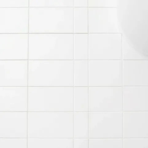 Białe płytki podłogowe do łazienki