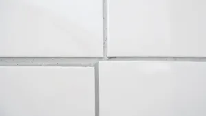 białe płytki szara fuga łazienka