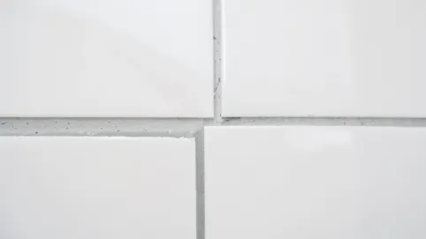 białe płytki szara fuga łazienka