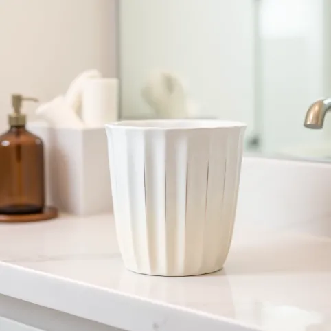 Białozłoty kosz na śmieci do łazienki