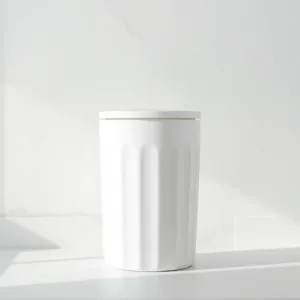 Biały kosz na śmieci do łazienki