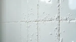 Biały osad na płytkach pod prysznicem