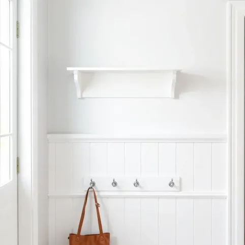 Biały wieszak z półką do przedpokoju