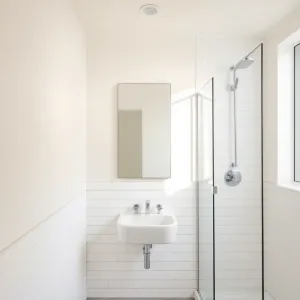 Czy łazienka musi być cała w płytkach