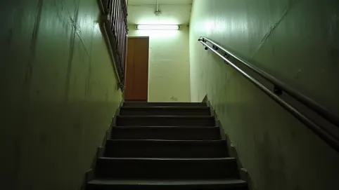 czy na klatce schodowej może stać szafka