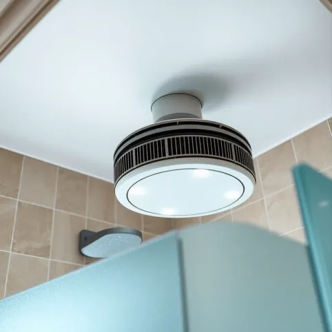 Czy wentylator łazienkowy może być nad prysznicem