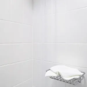 Czym myć płytki pod prysznicem