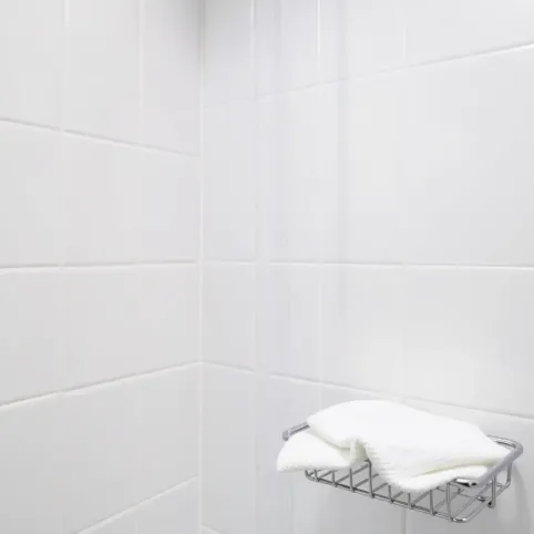 Czym myć płytki pod prysznicem