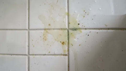 czym myć płytki w łazience