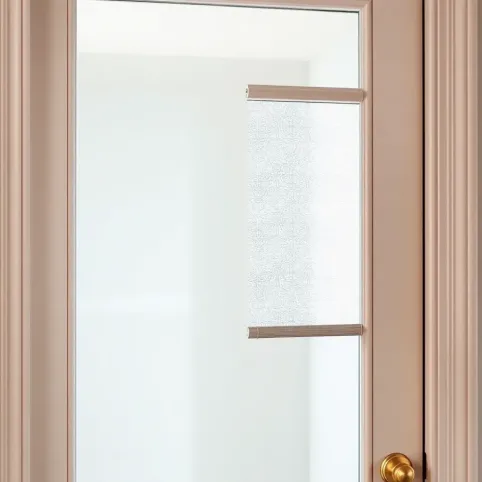 Czym zasłonić szyby w drzwiach pokojowych