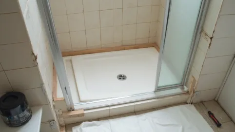 Demontaż kabiny prysznicowej z brodzikiem