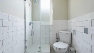 do jakiej wysokości płytki w małej łazience