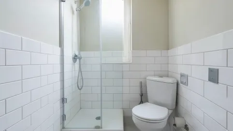 do jakiej wysokości płytki w małej łazience