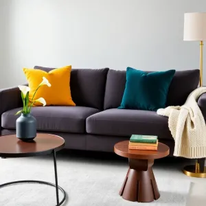 Dodatki do szarej kanapy w salonie