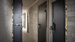 Dodatkowe drzwi do mieszkania w bloku