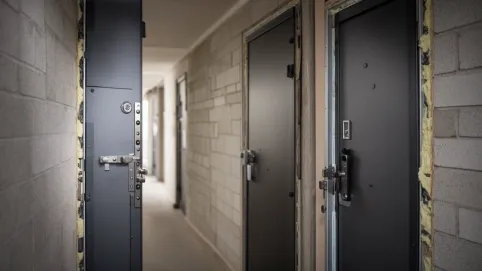 Dodatkowe drzwi do mieszkania w bloku