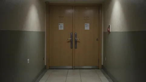 Drzwi wejściowe do mieszkania w bloku wyciszające