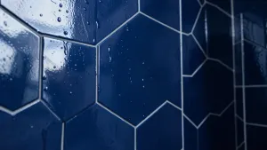 granatowe płytki do łazienki