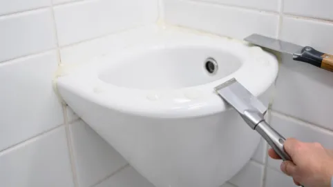 Jak odkleić umywalkę od płytek