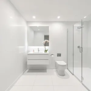 Jak optycznie powiększyć małą łazienkę