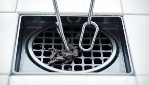 Jak otworzyć odpływ liniowy pod prysznicem