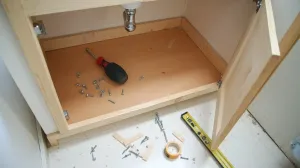 Jak skręcić szafkę pod umywalkę