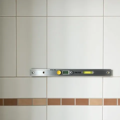 Jak układać płytki na ścianie w łazienkach