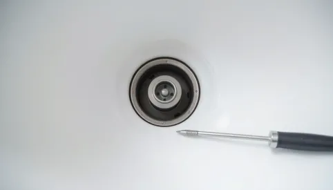 Jak wyjąć korek automatyczny z umywalki