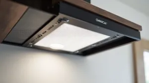 Jak założyć filtr węglowy do okapu podszafkowego Amica