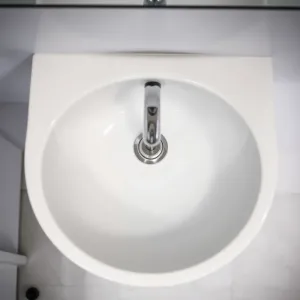 Jak zamontować baterię do umywalki nablatowej