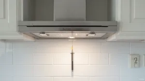 Jak zamontować okap podszafkowy bez szafki