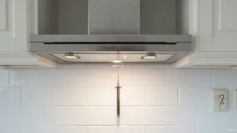 Jak zamontować okap podszafkowy bez szafki