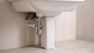 jak zamontować półpostument pod umywalkę